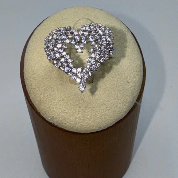 18k 1.5ct Heart Ring - Picture 5 of 12
